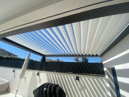 Pose d’une pergola bioclimatique à Montpellier : un chantier sur mesure signé Métallerie Occitane