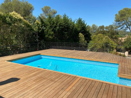 Garde-corps en acier laqué avec câbles inox pour terrasse à Saint-Clément-de-Rivière